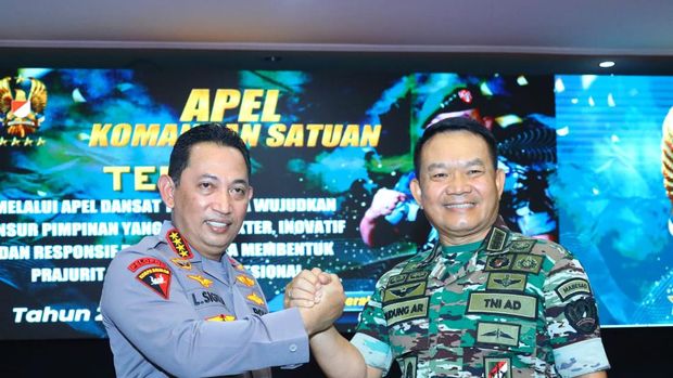 Kapolri di Acara Dansat TNI AD di Akademi Militer
