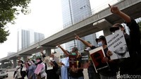 Dalam aksinya, mereka memprotes pihak Malaysia terkait dugaan penyiksaan dan kematian buruh migran di Pusat Tahanan Imigrasi Sabah, di Malaysia.