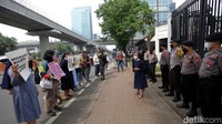 Para pengunjung rasa tampak membawa poster yang berisi kritik dan aspirasi mereka.