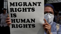 Salah satu poster bertuliskan Migrant Rights is Human Rights.