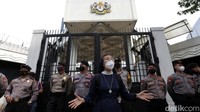 Sejumlah pihak kepolisian tampak berjaga saat para pengunjuk rasa menggelar aksi di depan kantor Kedubes Malaysia.