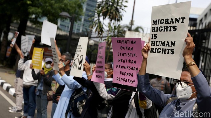 Kedubes Malaysia Digeruduk Massa, Ada Apa? Kantor Kedubes Malaysia digeruduk massa dari Koalisi Buruh Migran Berdaulat (KBMB). Mereka memprotes pihak Malaysia terkait penyiksaan dan kematian buruh migran