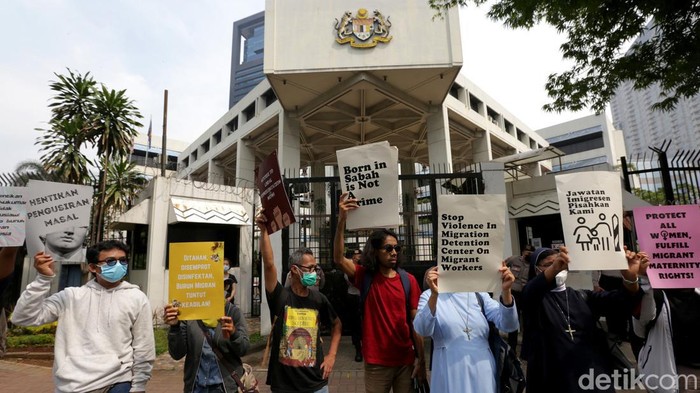 Kedubes Malaysia Digeruduk Massa, Ada Apa? Kantor Kedubes Malaysia digeruduk massa dari Koalisi Buruh Migran Berdaulat (KBMB). Mereka memprotes pihak Malaysia terkait penyiksaan dan kematian buruh migran