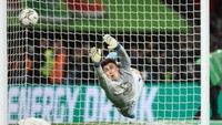 Kepa Arrizabalaga sejak musim lalu memang sudah dipinjamkan ke klub lain. Chelsea tak akan mematok harga mahal jika ada pemain yang berminat  memboyong mantan pemain Athletio Bilbao itu. (Foto: Getty Images/Matthew Ashton - AMA)