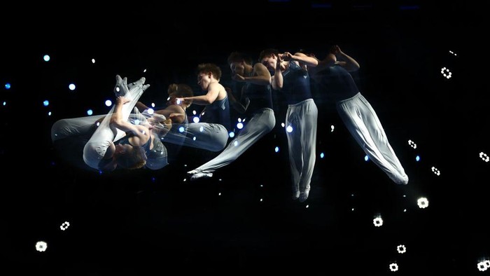 Keren... Begini Aksi Akrobatik Pesenam Trampolin BERLIN, GERMANY - JUNE 23: (EDITORS NOTE: This image was created using in-camera multiple exposure.) Matthias Schuldt of TG Dietzenbach competes in the Individual Trampoline Mens Final on day X1 of the multi sport event Die Finals on June 23, 2022 in Berlin, Germany. (Photo by Alex Grimm/Getty Images)