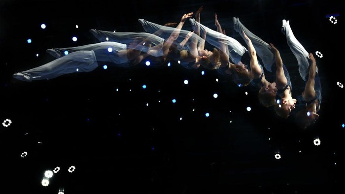 Keren... Begini Aksi Akrobatik Pesenam Trampolin BERLIN, GERMANY - JUNE 23: (EDITORS NOTE: This image was created using in-camera multiple exposure.) Matthias Schuldt of TG Dietzenbach competes in the Individual Trampoline Mens Final on day X1 of the multi sport event Die Finals on June 23, 2022 in Berlin, Germany. (Photo by Alex Grimm/Getty Images)