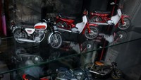 Penasaran dengan harganya? Miniatur motor jadul ini dijual dengan harga harga Rp400 ribu hingga Rp800 ribu tergantung bentuk dan tingkat kesulitannya.