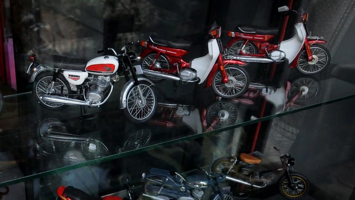 Keren! Perajin Ini Sulap Pipa Peralon-Timah Jadi Miniatur Motor Jadul Perajin di Salatiga membuat miniatur motor jadul dari lembaran timah, kawat hingga pipa peralon. Miniatur ini dijual dengan harga yang bervariasi. Penasaran?