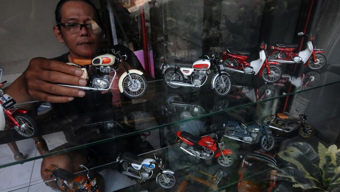 Keren! Perajin Ini Sulap Pipa Peralon-Timah Jadi Miniatur Motor Jadul Perajin di Salatiga membuat miniatur motor jadul dari lembaran timah, kawat hingga pipa peralon. Miniatur ini dijual dengan harga yang bervariasi. Penasaran?