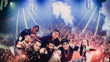 Gaya hidup yang ia tampilkan di Instagram terkesan liar dan mewah, ia sering mengunggah fotonya sedang bersenang-senang. Foto: Instagram @danbilzerian