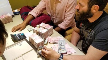 Ia memiliki bisnis Ignite, namun menurut sejumlah sumber mengalami masalah keuangan.  Perusahaannya ini ternyata harus mengalami kerugian hingga USD 50 juta pada 2019 berdasarkan laporan yang ada di Canadian Stock Exchange. Foto: Instagram @danbilzerian