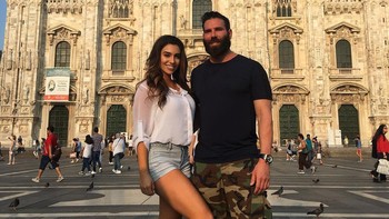 Entah mengapa, Bilzerian juga senang mengunggah bersama para gadis. Foto: Instagram @danbilzerian