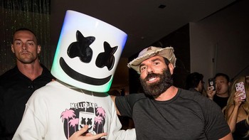 Kenalannya pun bukan orang sembarangan. Foto: Instagram @danbilzerian