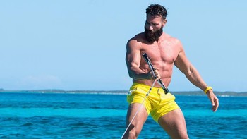 Nama asli King of Instagram adalah Dan Bilzerian, pria asal Tampa, Florida, Amerika Serikat yang berusia 41 tahun. Foto: Instagram @danbilzerian