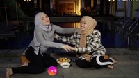 Walau kini hubungan Nathalie dengan Putri Delina merenggang. Namun keduanya dulu memiliki hubungan yang dekat, hingga ngerujak bareng di tepi kolam renang. Foto: YouTube/Instagram