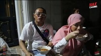 Meski Sule sudah menjadi komedian yang sukses dengan harta melimpah. Tapi dirinya tak pernah gengsi mengajak keluarga dan istrinya, untuk makan bakso gerobak di pinggir jalan. Foto: YouTube/Instagram