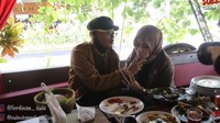  Begini romantisnya Nathalie dan Sule saat makan siang bersama. Di salah satu restoran konsep lesehan, aksi bucin Nathalie ini bikin Sule makin kepincut. Foto: YouTube/Instagram