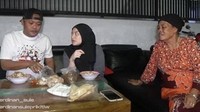 Makan bareng ibu Sule, Nathalie tampak santai dengan tambahan lauk kerupuk hingga keripik lainnya. Foto: YouTube/Instagram