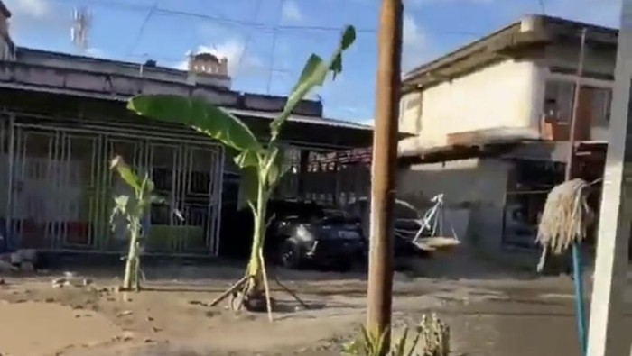 Kondisi jalan rusak di Sidrap yang ditanami pisang oleh warga sebagai bentuk protes.