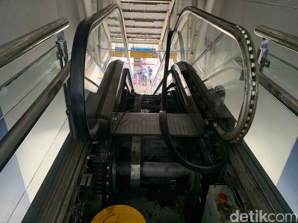 Kondisi Stasiun Cakung, 24 Juni 2022. Lift mati, satu eskalator diperbaiki. (Mulia Budi/detikcom)