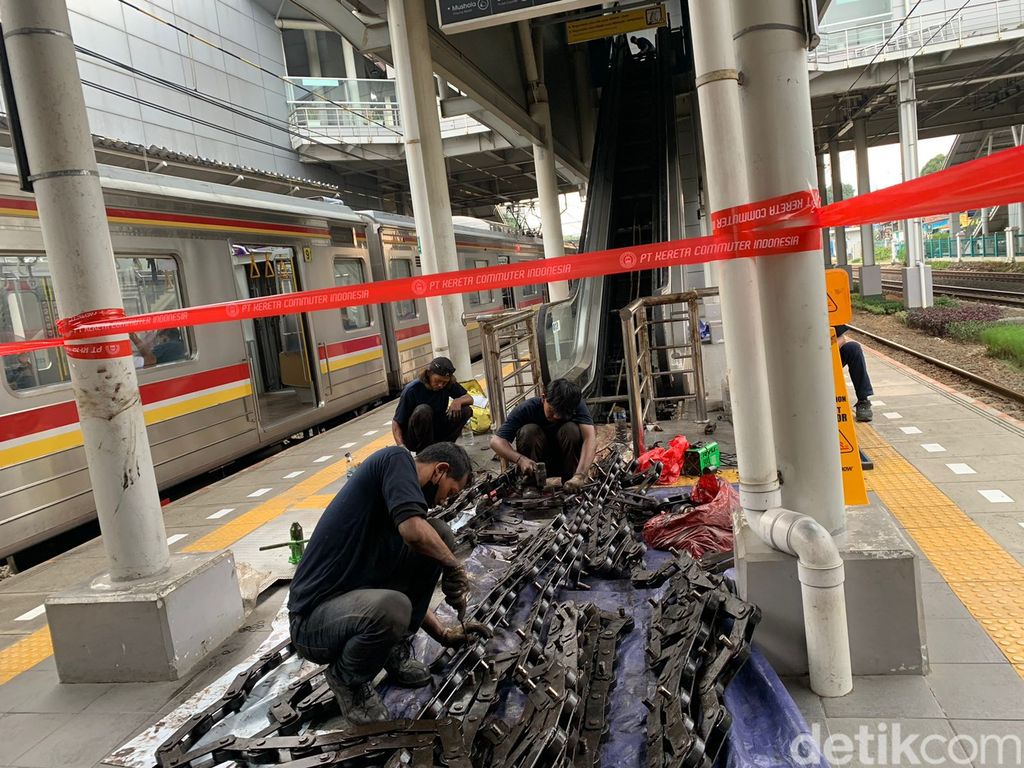 Kondisi Stasiun Cakung, 24 Juni 2022. Lift mati, satu eskalator diperbaiki. (Mulia Budi/detikcom)