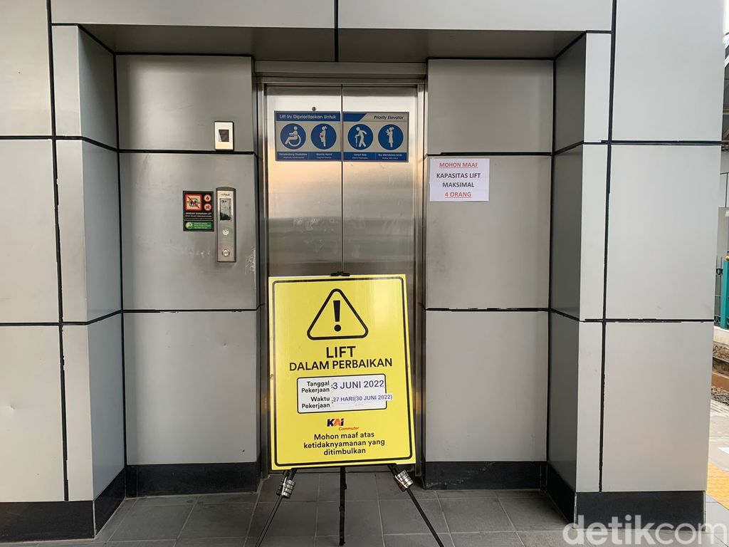 Kondisi Stasiun Cakung, 24 Juni 2022. Lift mati, satu eskalator diperbaiki. (Mulia Budi/detikcom)