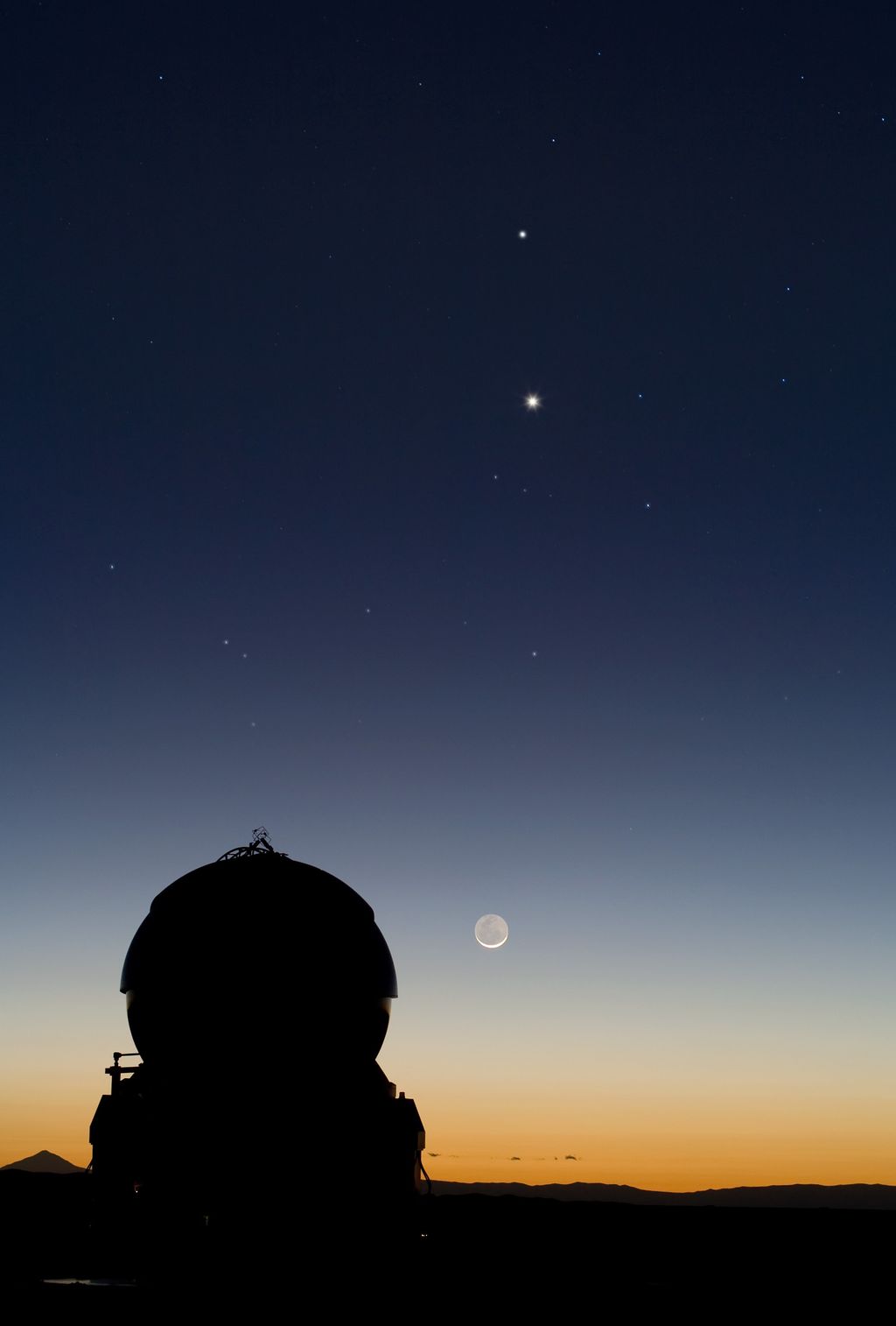 Konjungsi Merkurius dan Venus, lurus tepat di atas Bulan, dekat Observatorium Paranal.