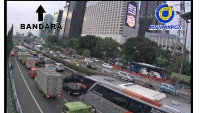 Lalu lintas (lalin) di Tol Dalam Kota, Jakarta, Jumat (24/6/2022) sore, padat di sejumlah titik. Kepadatan juga terjadi di sejumlah titik Tol Jakarta Outer Ring Road (JORR).