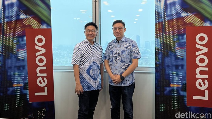 Budi Janto, General Manager Lenovo Indonesia (kiri) dan Peter Yeung, Executive Director and General Manager, Consumer Business, Lenovo Asia Pacific (kanan) di kantor Lenovo Indonesia.