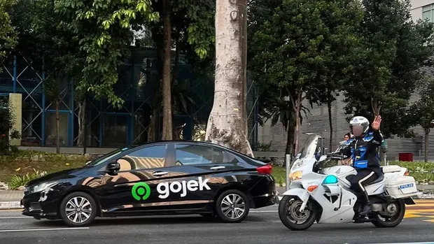 Logo Gojek di sebuah mobil di Malaysia