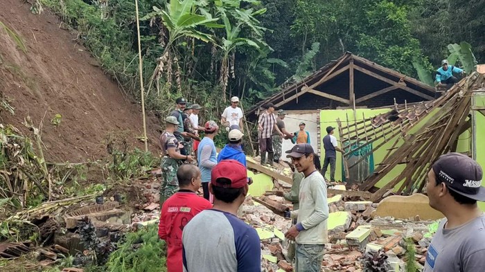 longsor di kediri sebabkan rumah warga roboh tertimpa meterial tanah longsor