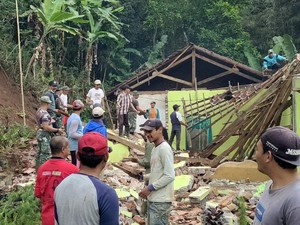 Tebing Setinggi 20 Meter Longsor, Rumah-Jalur Lereng Wilis Terdampak