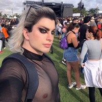 Sekarang aku istirahat dari tampil ala peri untuk fokus pada gym. Aku mulai mengonsumsi protein, kreatine, taurin, vitamin, dan banyak makanan daripada makeup dan bleach (rambut). Dengan beigtu aku bisa mencapai tujuan dan memanjangkan rambut lebih cepat, ujarnya.Foto: Instagram @luispadron.elf