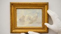 Lukisan ciptaan John Constable ini bergambar awan kebiruan dengan warna putihnya yang segera dilelang di balai lelang Sothebys.  Foto: Getty Images for Sothebys/Michael Bowles