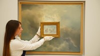 Di belakang lukisan John Constable yang berskala kecil, ada karya Gerhard Richter yang sama-sama juga bergambar awan.  Foto: Getty Images for Sothebys/Michael Bowles