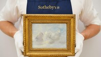Nama John Constable dikenal sebagai seorang pelukis pemandangan asal Inggris yang meninggal di London pada 31 Maret 1837 silam.  Foto: Getty Images for Sothebys/Michael Bowles