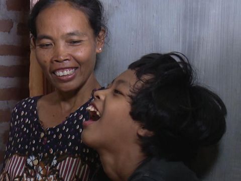 Ainur Syifa (11) diderita penyakit gangguan syarat otak. Namun, ia tetap tegar menjalani hidup bersama ibunya, Suryati. Mari donasi sekarang lewat berbuatbaik.