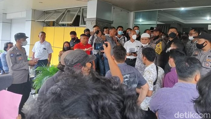 Massa saat bertemu Plt Kadis Pendidikan Sumut, Lasro Marbun. (foto: Goklas/detikSumut)