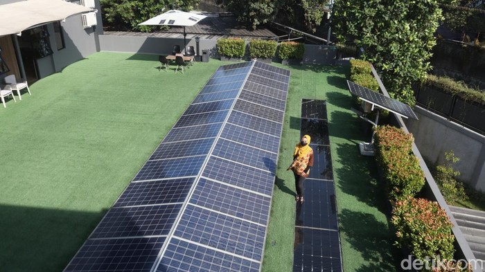 Melihat Rooftop yang Dipasang Solar Panel Penghemat Listrik Melihat Rooftop yang Dipasang Solar Panel Penghemat Listrik