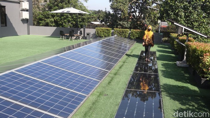 Melihat Rooftop yang Dipasang Solar Panel Penghemat Listrik