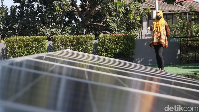 Melihat Rooftop yang Dipasang Solar Panel Penghemat Listrik
