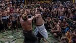 Kuat dan Berani, Begini Aksi Pria di Bali dalam Perang Pandan Berduri