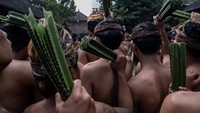 Orang Tengan di pulau Bali merayakan upacara sebulan penuh yang disebut Usabha Sambah untuk menunjukkan rasa hormat kepada Dewa Indra, dewa perang Hindu. Salah satu ritual dalam upacara tersebut adalah Perang Pandan atau Mekare Kare, di mana dua pria Tengan saling berduel untuk menumpahkan darah demi sesaji.  