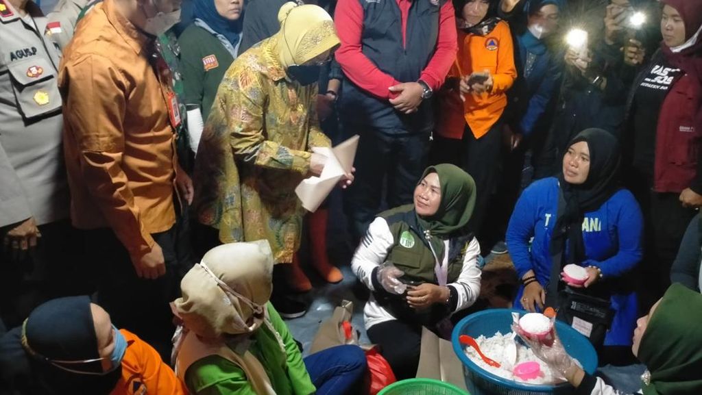 Tinjau Lokasi Banjir Bandang Bogor, Risma Beri Santunan untuk Korban