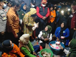 Tinjau Lokasi Banjir Bandang Bogor, Risma Beri Santunan untuk Korban