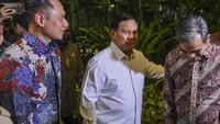AHY tiba di kediaman Prabowo pukul 18.58 WIB, Jumat (23/6/2022). AHY tampak disambut langsung oleh Prabowo beserta elite Gerindra seperti Ketua Harian Gerindra Sufmi Dasco Ahmad, Sekjen Gerindra Ahmad Muzani, hingga Waketum Gerindra Sugiono. ANTARA FOTO/Galih Pradipta.