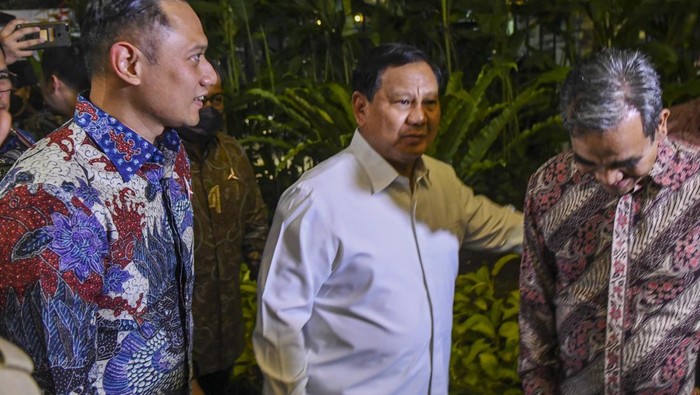 Momen AHY Bertemu Prabowo di Kertanegara Ketua Umum Partai Gerindra Prabowo Subianto (tengah) menerima kedatangan Ketua Umum Partai Demokrat Agus Harimurti Yudhoyono (kiri) untuk melakukan pertemuan di Kertanegara, Jakarta, Jumat (24/6/2022). ANTARA FOTO/Galih Pradipta/foc.