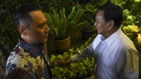 Ketua Umum Partai Gerindra Prabowo Subianto (kanan) menerima kedatangan Ketua Umum Partai Demokrat Agus Harimurti Yudhoyono (kiri) untuk melakukan pertemuan di Kertanegara, Jakarta, Jumat (24/6/2022). ANTARA FOTO/Galih Pradipta.