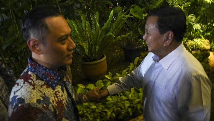 Momen AHY Bertemu Prabowo di Kertanegara Ketua Umum Partai Gerindra Prabowo Subianto (tengah) menerima kedatangan Ketua Umum Partai Demokrat Agus Harimurti Yudhoyono (kiri) untuk melakukan pertemuan di Kertanegara, Jakarta, Jumat (24/6/2022). ANTARA FOTO/Galih Pradipta/foc.