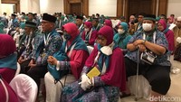 Rencananya, para jemaah yang berangkat pada pukul 21.00 WIB akan tiba di Embarkasi, Bekasi sekitar pukul 01.00 WIB.   